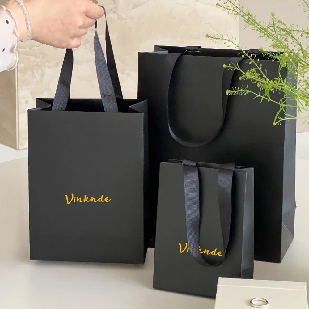 カスタムロゴ入り白黒紙クラフトバッグ、ハンドル付きジュエリーギフトショッピング包装ポーチ、結婚式誕生日プレゼント収納袋