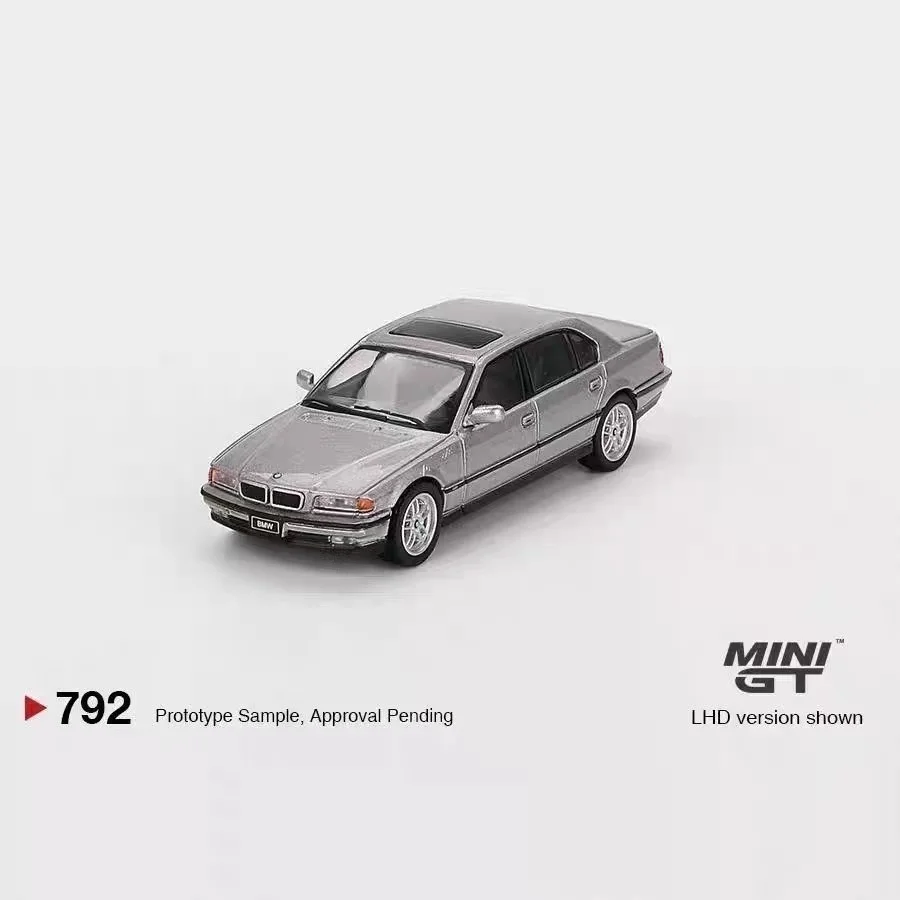 Minigt 792 750Il Aspen Silver Metallic, Modelo de Auto de Aleación a Escala 1:64