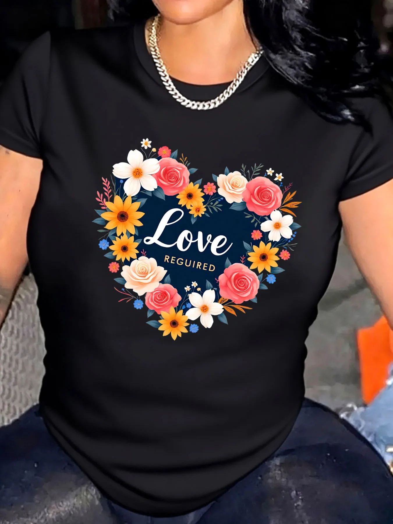 Camiseta feminina plus size dia dos namorados floral amor necessário estampa roupa externa