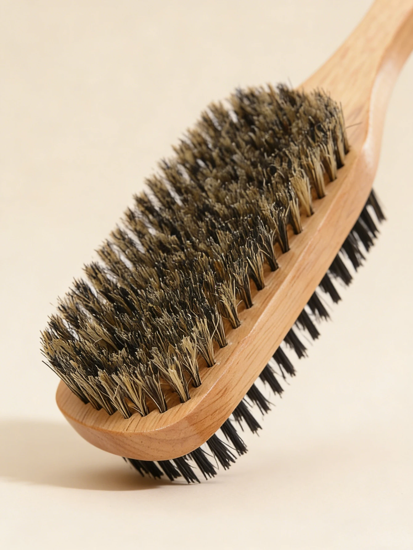 

Мужской набор из трех предметов для укладки бороды: двусторонняя деревянная расческа и щетка для чистки. Щетина умеренной мягкости и твердых.