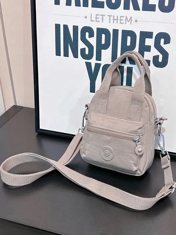 

Water-Resistant Nylon Crossbody Bag for Women Casual Faionable Mobile Phone Bag Youth Suitable Zipper Closure New Condition