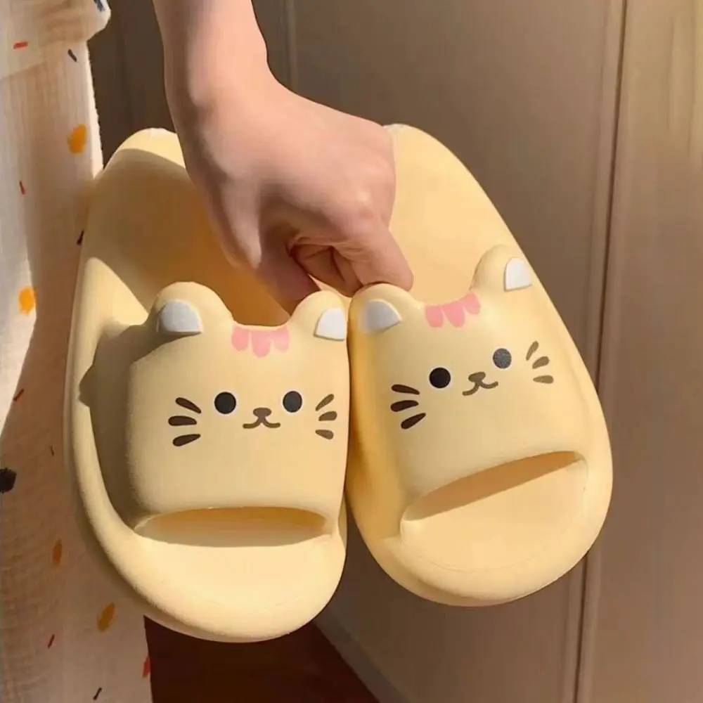 Preciosas zapatillas de cerdo y gato de dibujos animados, bonitas zapatillas Kawaii antideslizantes, zapatos de playa de suela blanda para mujer, sandalias deslizantes para mujer