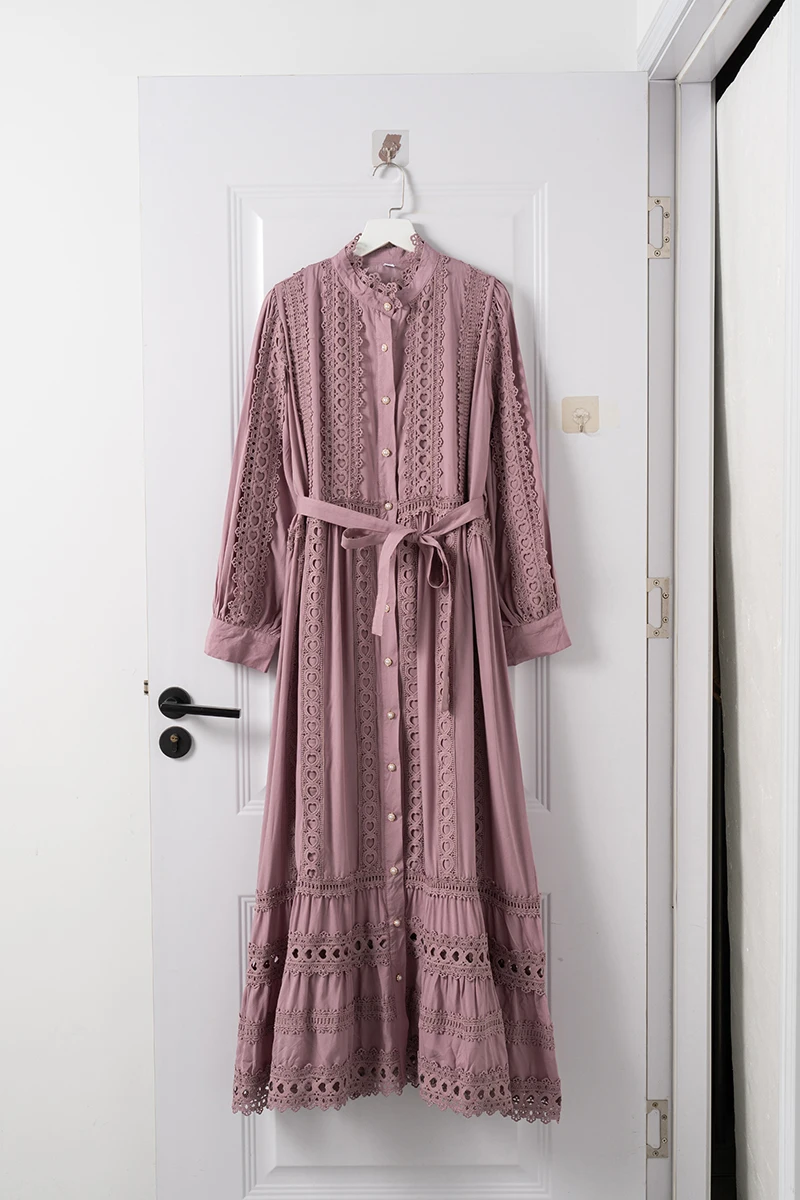 2025 Nuovo Vestito delle Donne Boho Retro Hollow Lace Splicing Primavera E Autunno Abito Cintura Vita Manica Lunga Risvolto Abito Lungo