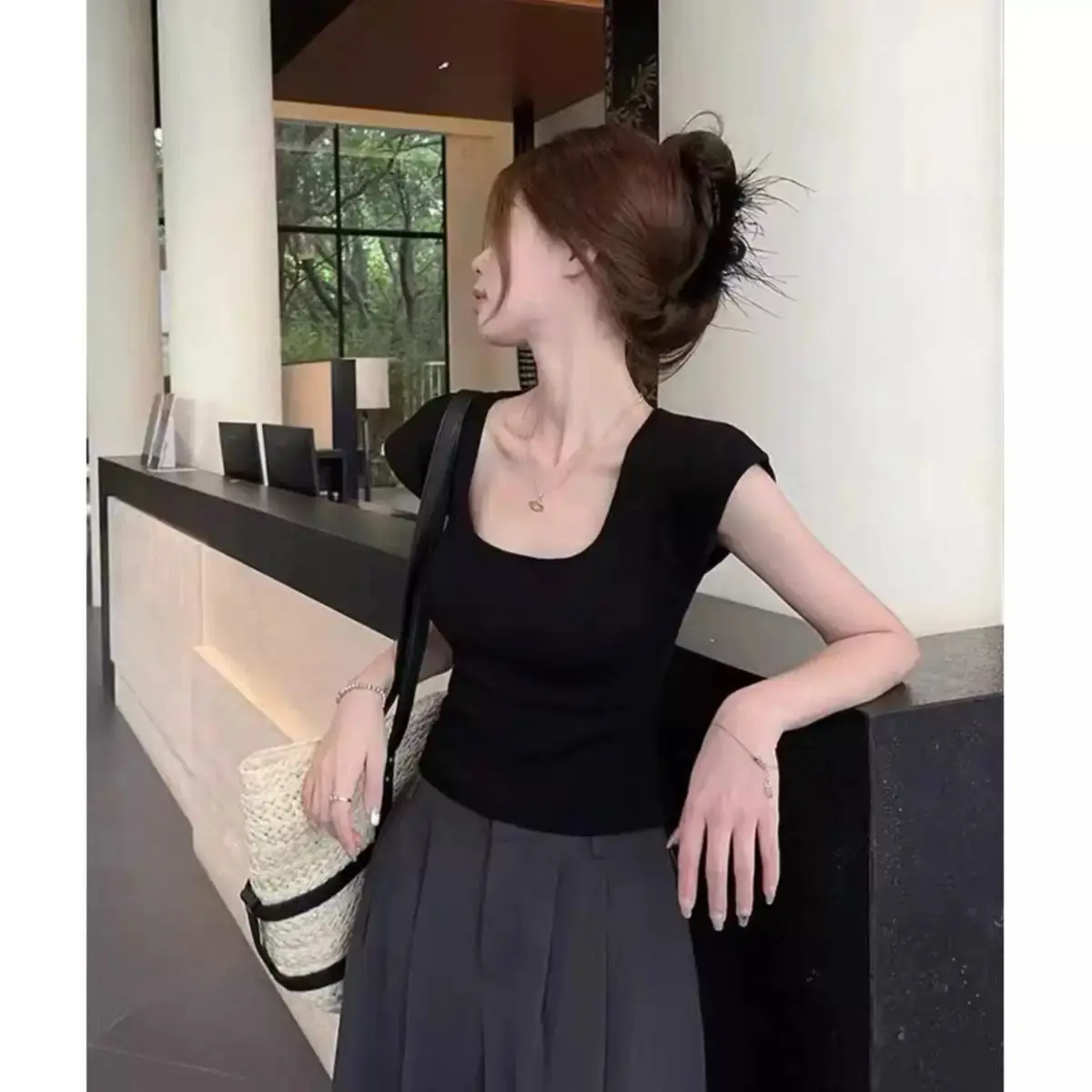 Damen-Oberteile, T-Shirts, 2025, neues französisches Sommer-Oberteil mit geradem Schulter, quadratischem Ausschnitt und kurzen Ärmeln, figurbetontes, kurzes, ärmelloses Strickoberteil