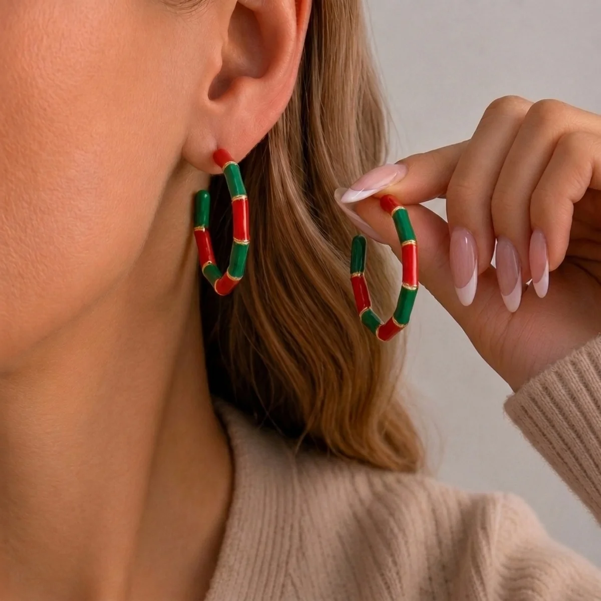 Weihnachtliche, rot-grüne, emaillierte, gedrehte C-förmige Ohrstecker für Damen, unregelmäßige Kreisohrringe, Schmuckgeschenk für Feiertage und Neujahrspartys – Detail 11
