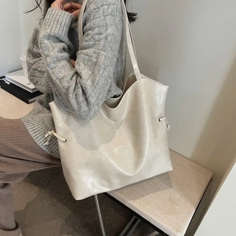 High Beauty Bag for Women 2023 New Fashion Texture Tote Simple Casual Large Capacity One Shoulder Commuter Bag