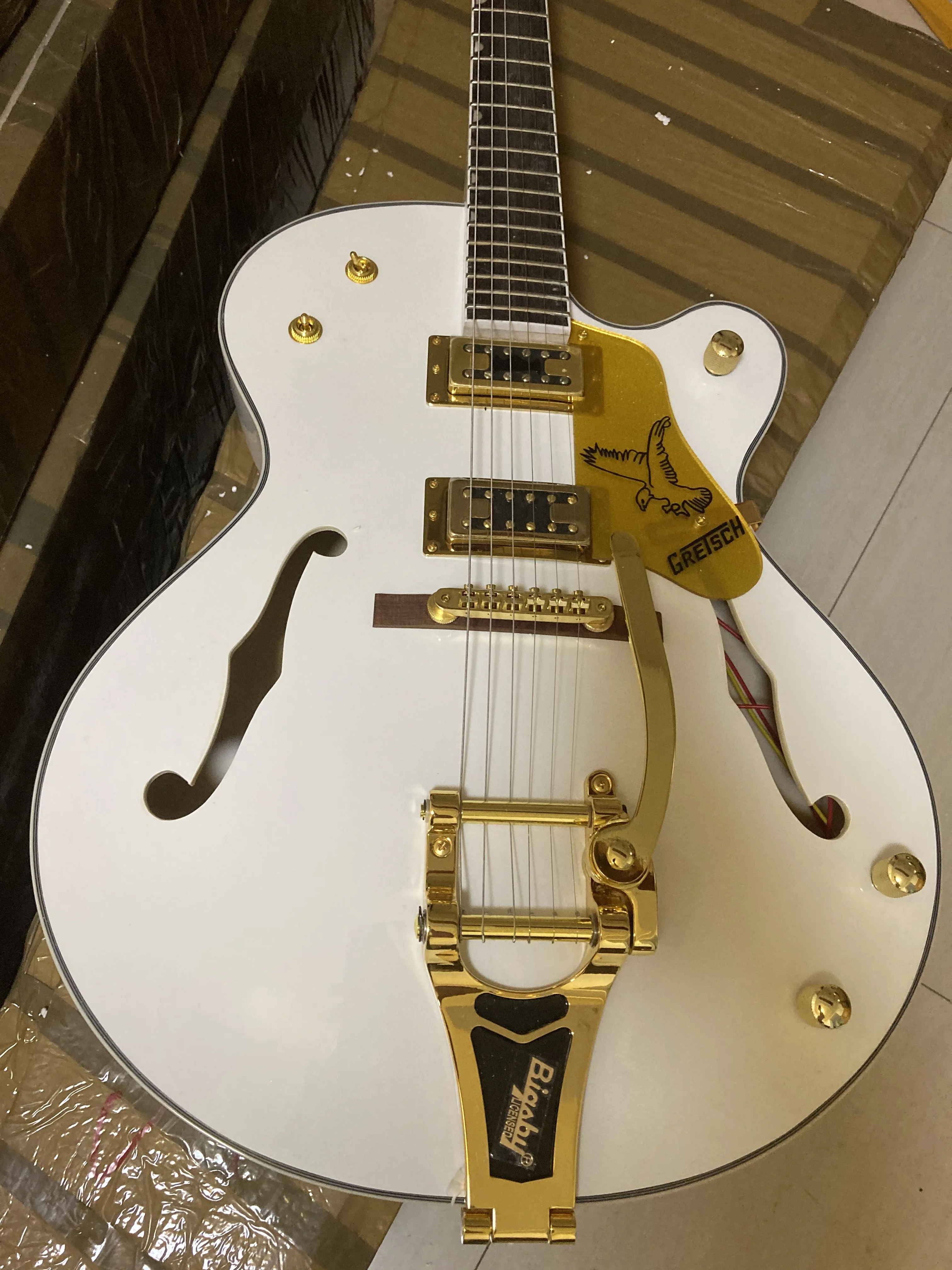 Send in 3 days Custom THE WHITE FALCON 6120 Semi Hollow Body Jazz Tuners Electric Guitar With Tremolo @20