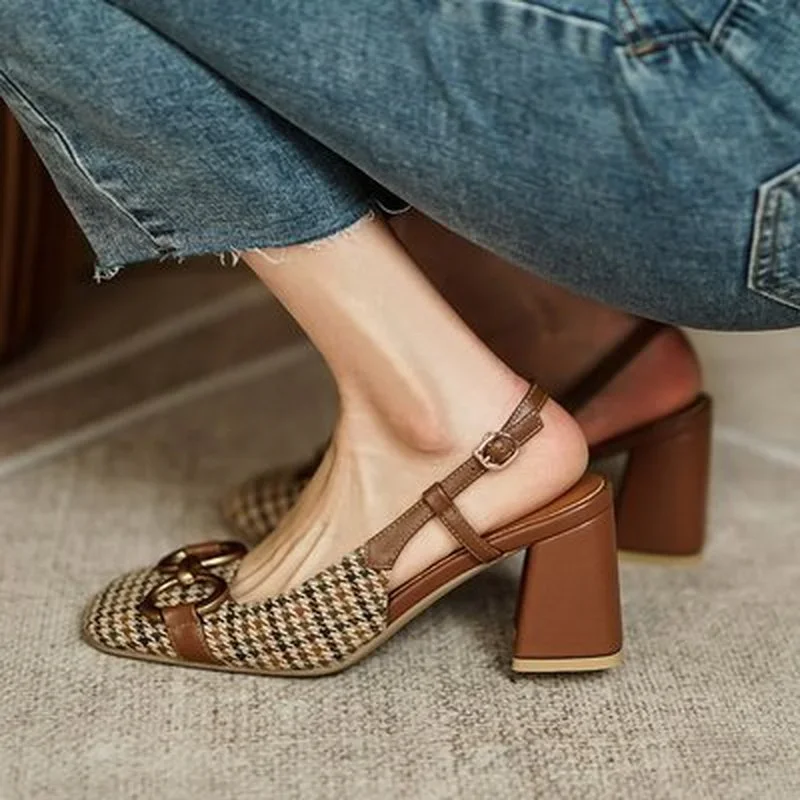 Damskie buty na wysokim obcasie z metalową ozdobą Letnie czółenka z kwadratowymi noskami dla kobiet Vintage Plaid Buckle Lady Sandals Mid Heel