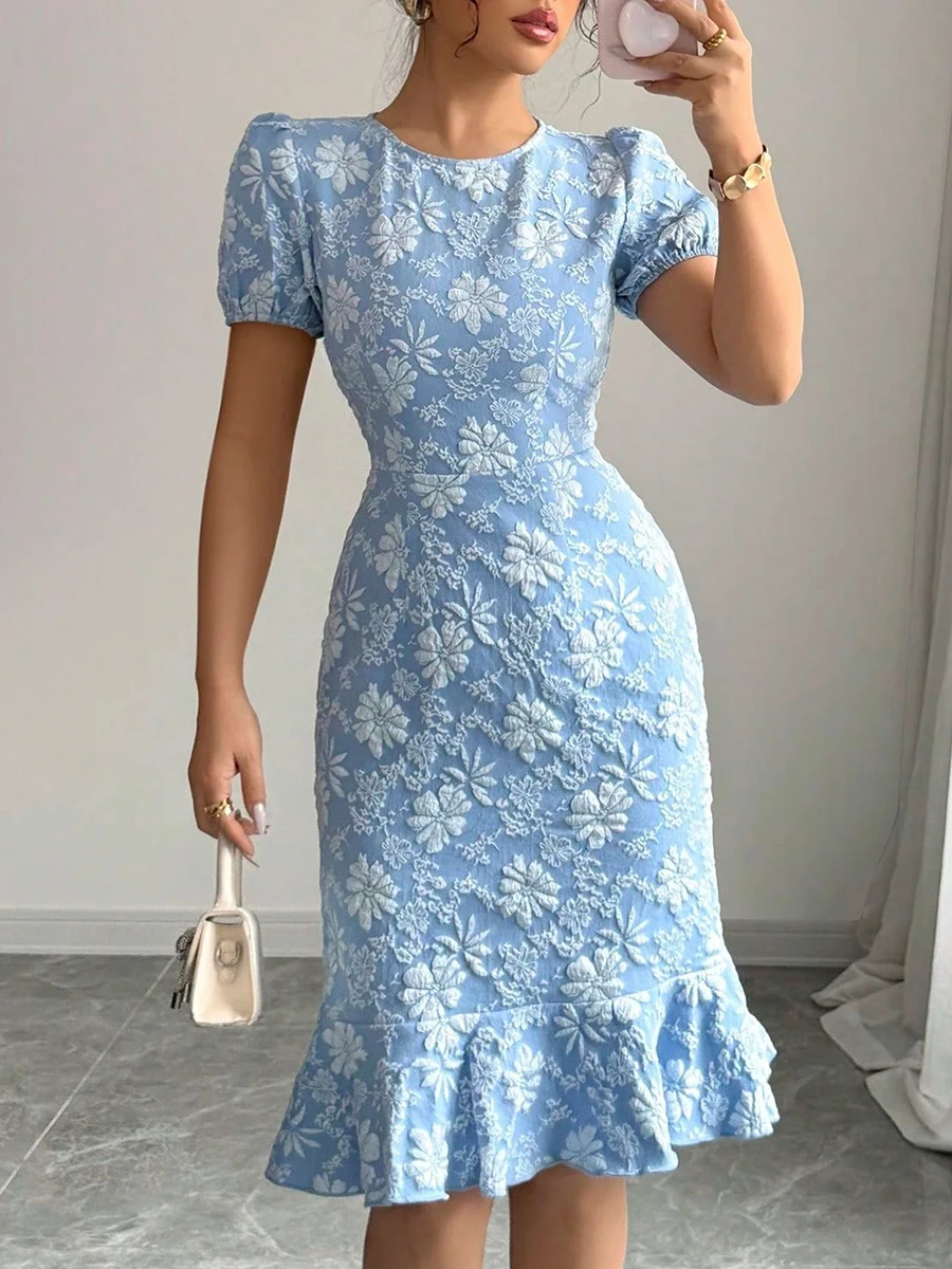 فستان قصير أنيق بأكمام قصيرة بتصميم جاكار على شكل زهرة لعام 2025 فستان حفلات صيفي بأكمام منتفخة ورقبة دائرية فستان ضيق على الورك جديد