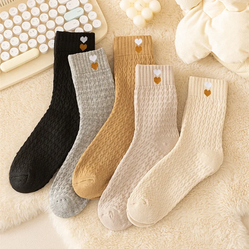 ถุงเท้าผู้หญิงแฟชั่นฤดูใบไม้ร่วงฤดูหนาว 1/5 คู่ ถุงเท้าผู้หญิงแบบหนา อุ่น สวมใส่สบาย เหมาะสำหรับใส่ในบ้าน ถุงเท้าลำลองแบบกลางข้อ ถุงเท้านอน