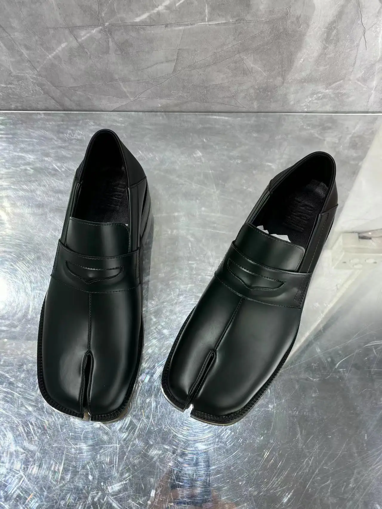 Nowy styl Tabi Toe Męskie skórzane mokasyny Ciemnozielony Czarny Mieszany kolor Slip On Square Heel Męskie pojedyncze buty na co dzień