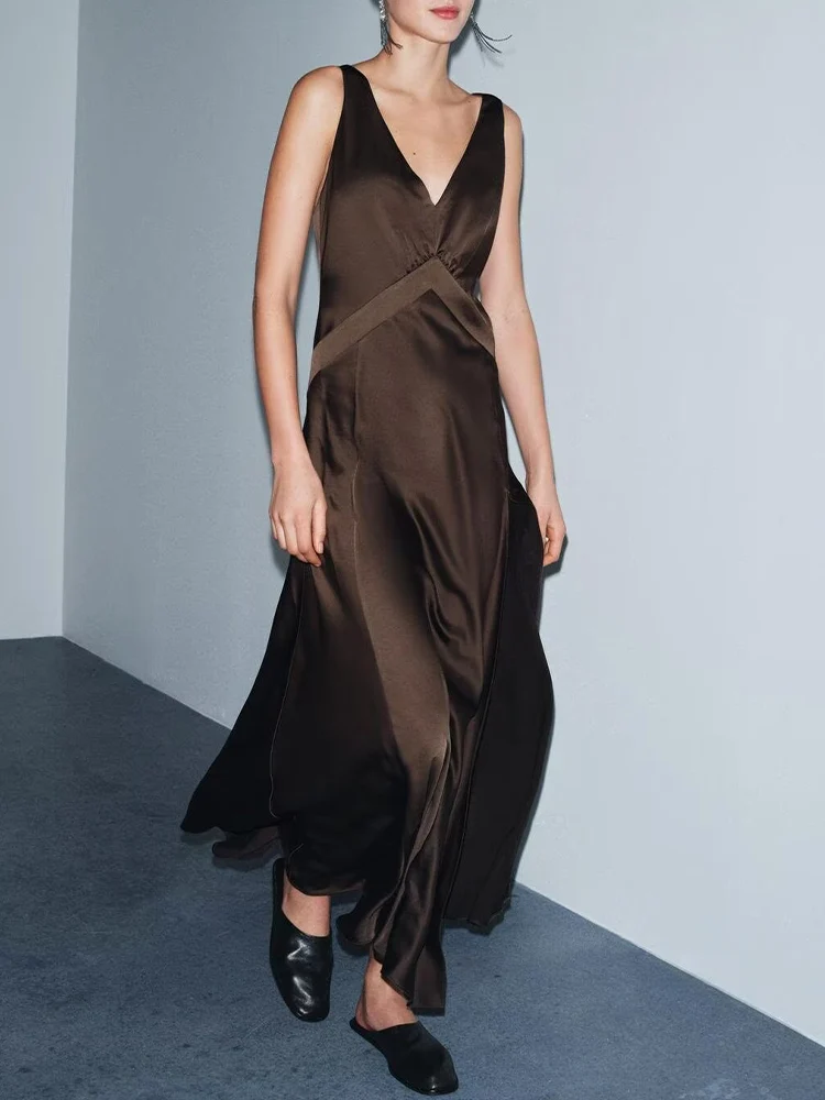 European-style new women's fashion, versatile, elegant V-neck sleeveless dress with a fitted waist and flowing satin texture.