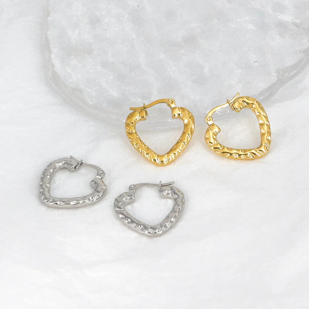 Stainless steel 18K gold heart-shaped earrings are fashionable and versatile, with a high-end feel