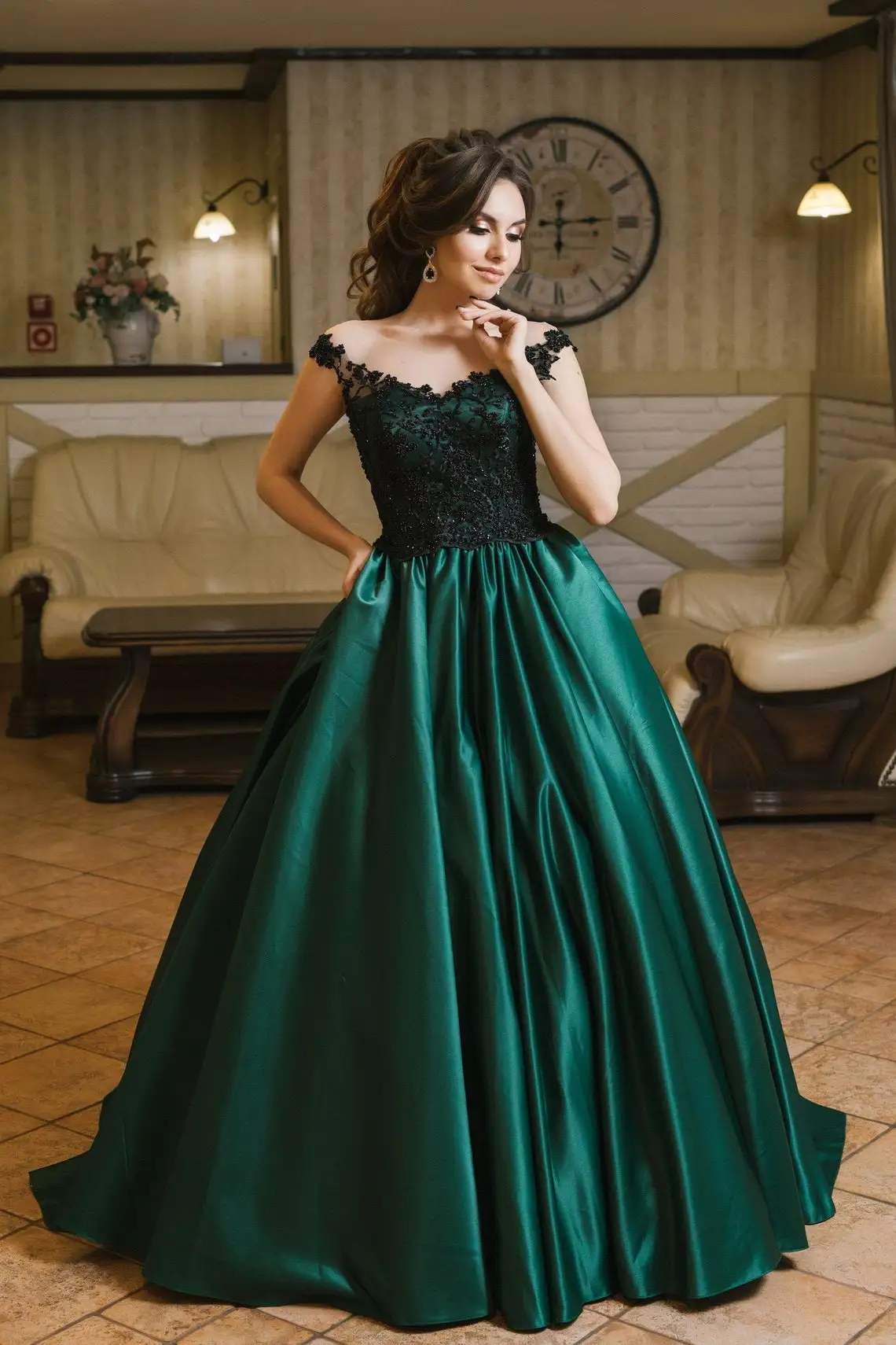 

Hunter Green Quinceanera Dresses Ball Gown Satin Lace Applique Beaded Cap Sleeves Sheer Neck Formal Party Evening Gowns Custom