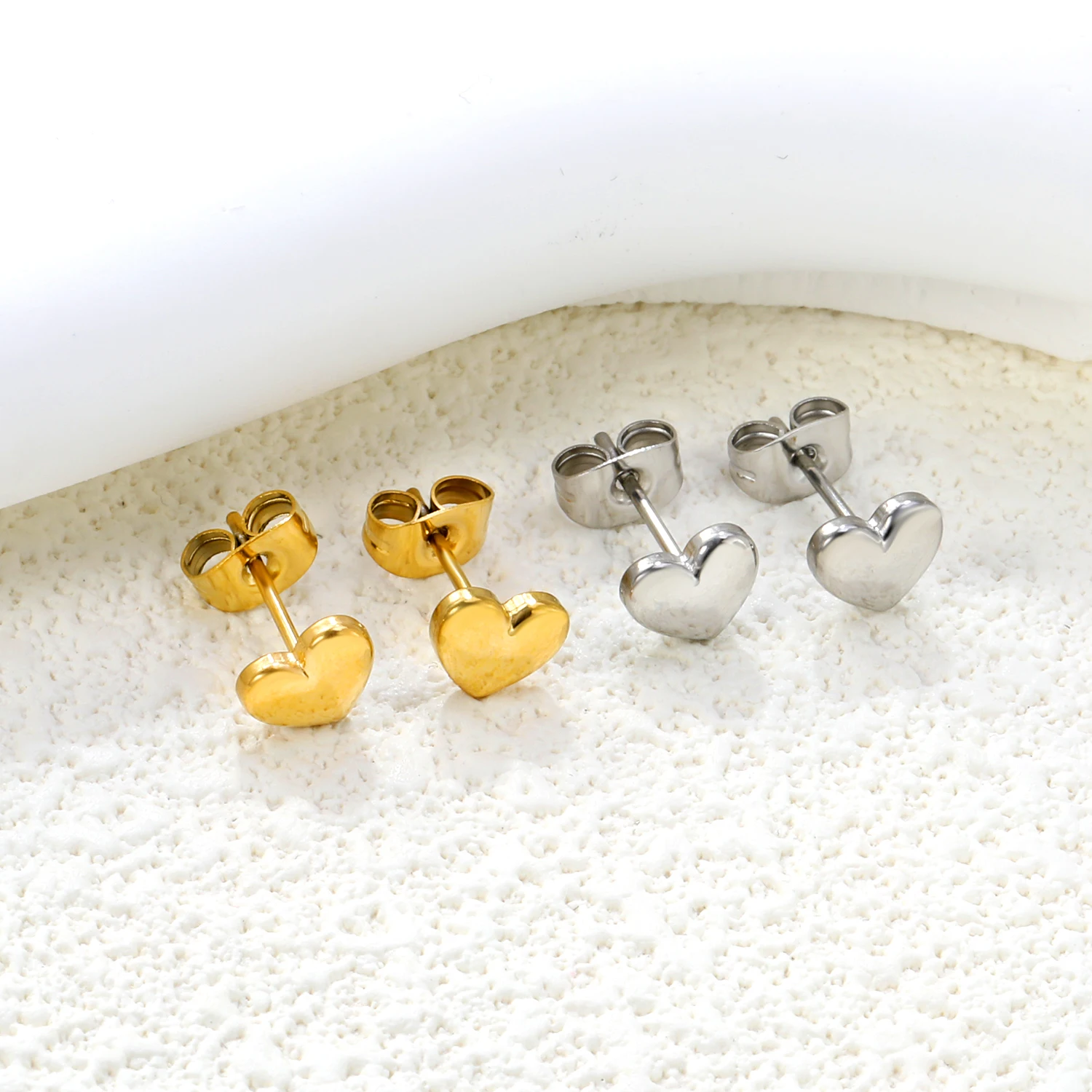 Einfache, kleine, niedliche Herz-Ohrstecker für Frauen und Mädchen, chirurgischer Stahl, vergoldet, zarte, winzige Liebesform-Ohrstecker, Schmuck