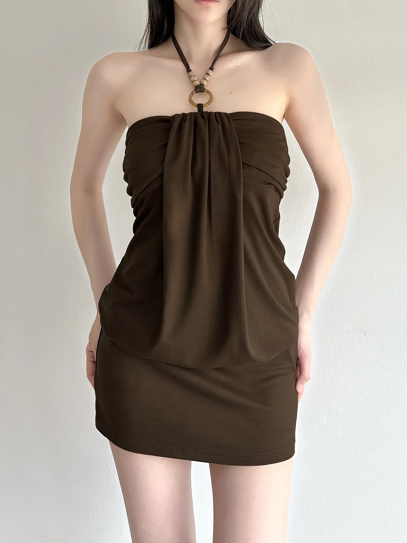 Estilo de férias pendurado pescoço plissado sem alças design cintura cinching emagrecimento sexy picante menina envoltório quadril vestido em camadas