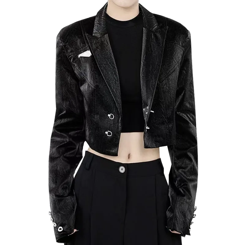 เสื้อแจ็คเก็ตผู้หญิงแฟชั่นสตรีทสไตล์ รุ่นสปริง 2026 ผ้าเมทัลลิกสีน้ำเงิน หรือหนัง PU แบบยับ ดีไซน์ติดกระดุมและตัดต่อผ้า ทรงเอวสูง