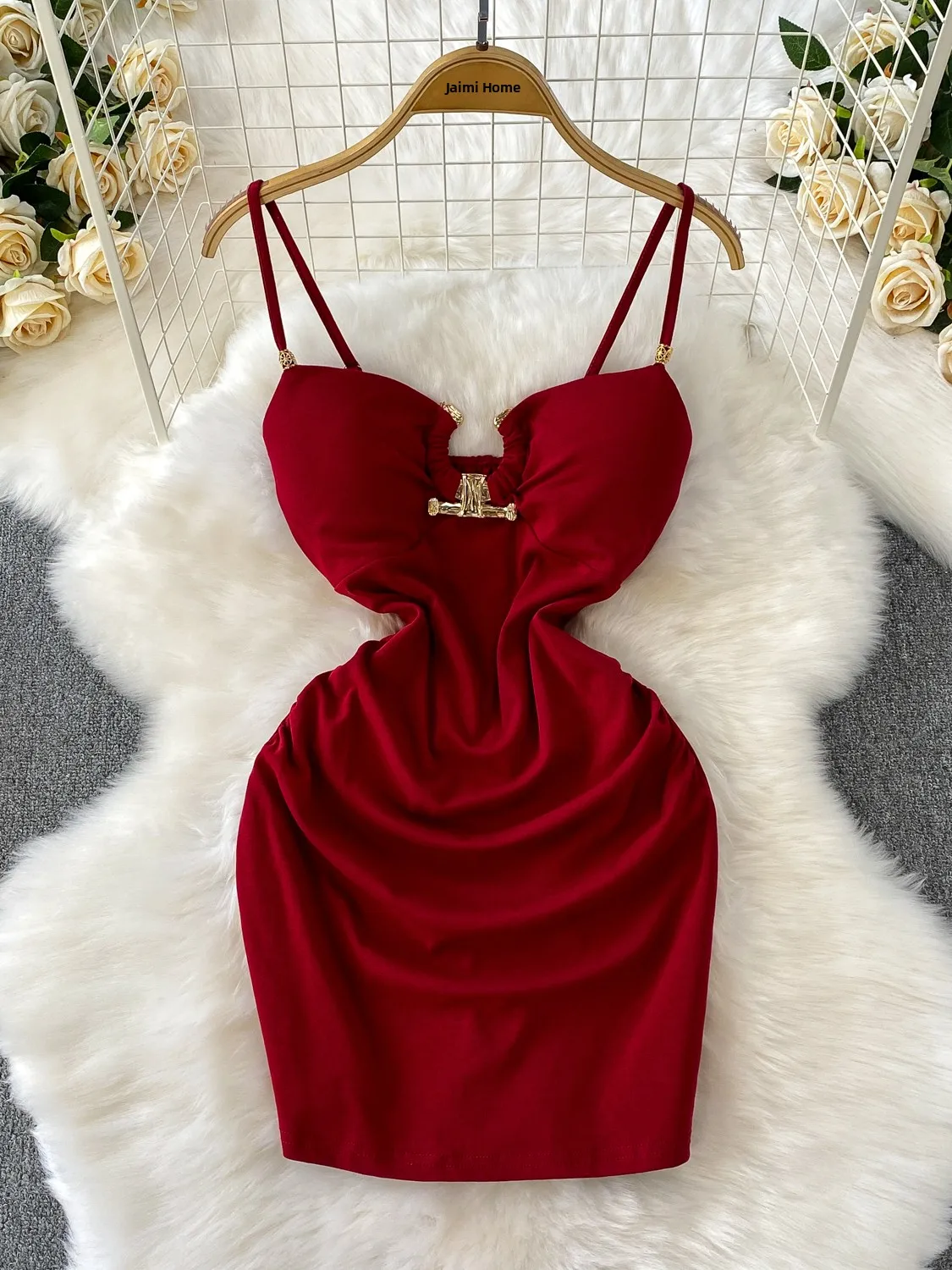 Vestido E e Sexy com Decote em V e Alças, Novo Estilo F com Almofada para o Peito, Ajuste Slim Fit Bodycon