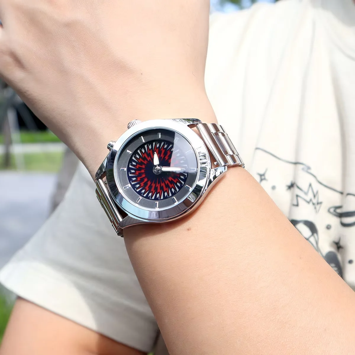 mahjong-ウォッチ、ダイナミックなアニメーションの炎表示付き、ミレニアムレトロクリエイティブフューチャリスティック腕時計、ステンレススチールバンド付き