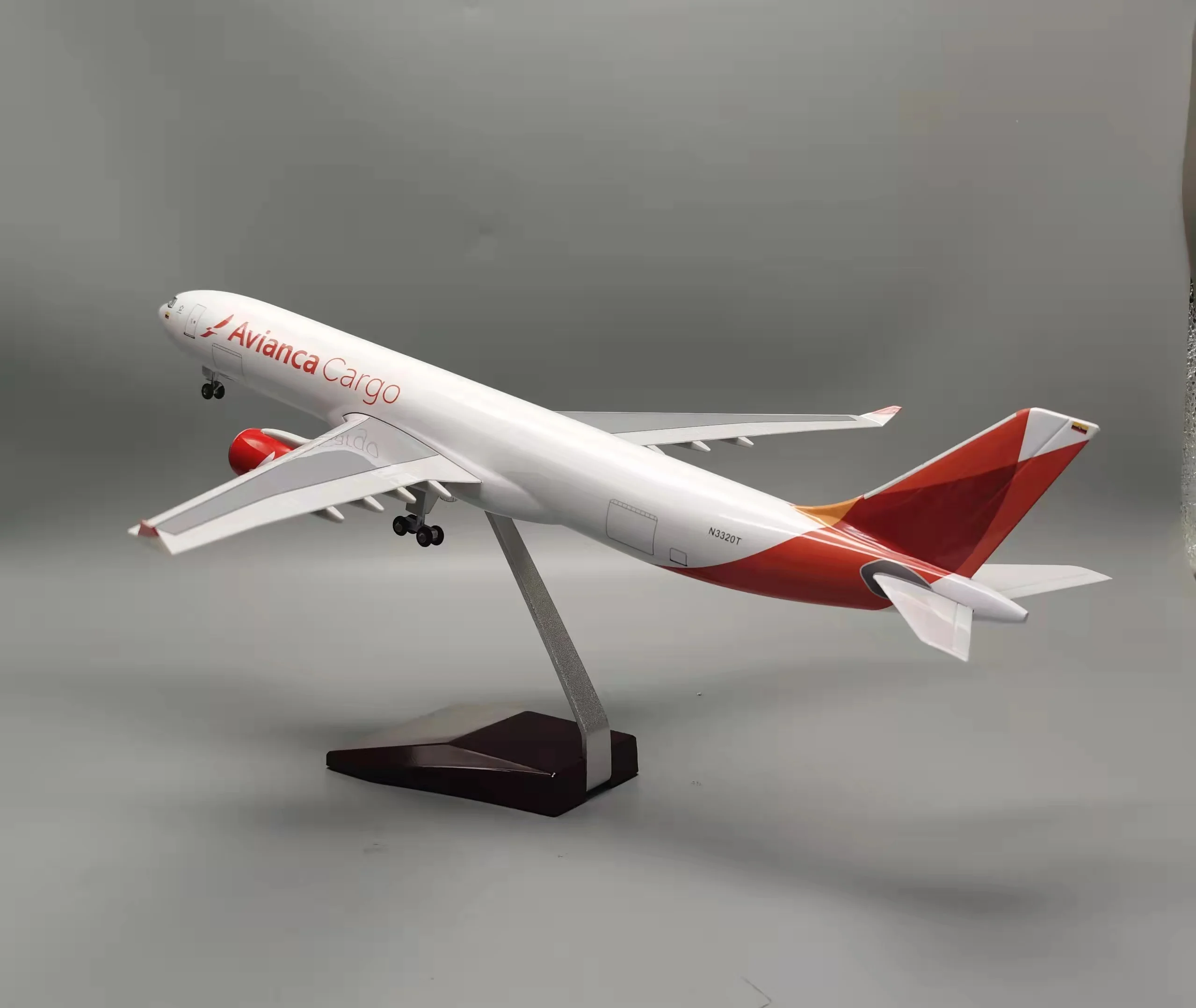 Dekoracja samolotu z żywicy 47 cm A330 Colombia Avianca Cargo Plane skala 1:135, dekoracja pokoju, model samolotu odlewany z podstawką