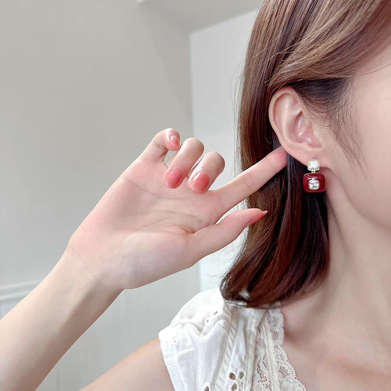 

Retro earrings, autumn and winter light luxury Ankela red fashionable and versatile square earrings