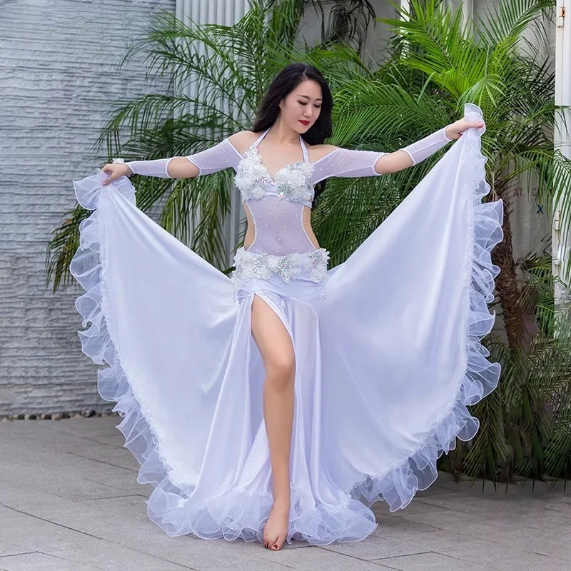 Maßgeschneidertes Bauchtanzkostüm, Performance-Kostüm, weiblicher orientalischer Seidensatin-Overall, Tanzset, weißer BH, langer Rock