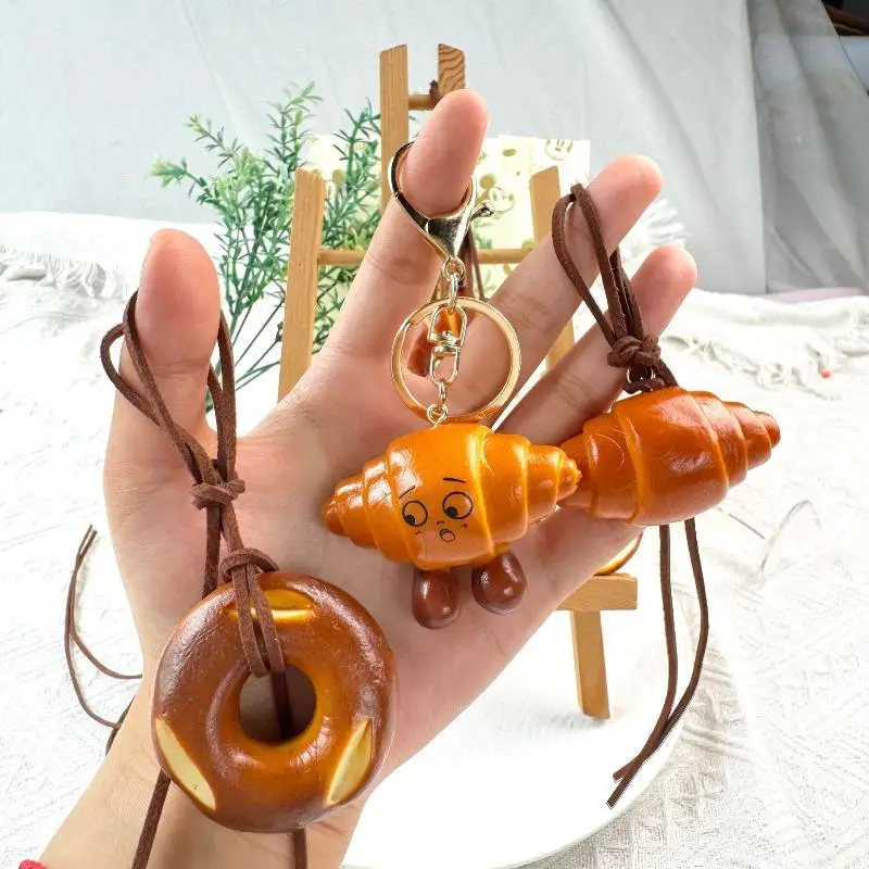 Realistischer handgefertigter Croissant-Brot-Anhänger Schlüsselanhänger Niedlicher Lebensmittel-Charm für Taschen, Autos, Schlüsselringe, Küchendekoration, Geschenke – Detail 4