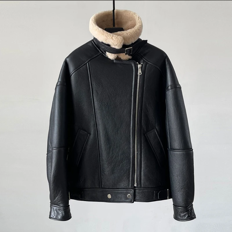 سترات شتوية أصلية من جلد الغنم لعام 2025 للنساء سترات سميكة ودافئة من الجلد الحقيقي من صوف امبسوول للدراجات النارية سترات بسحاب غير رسمية