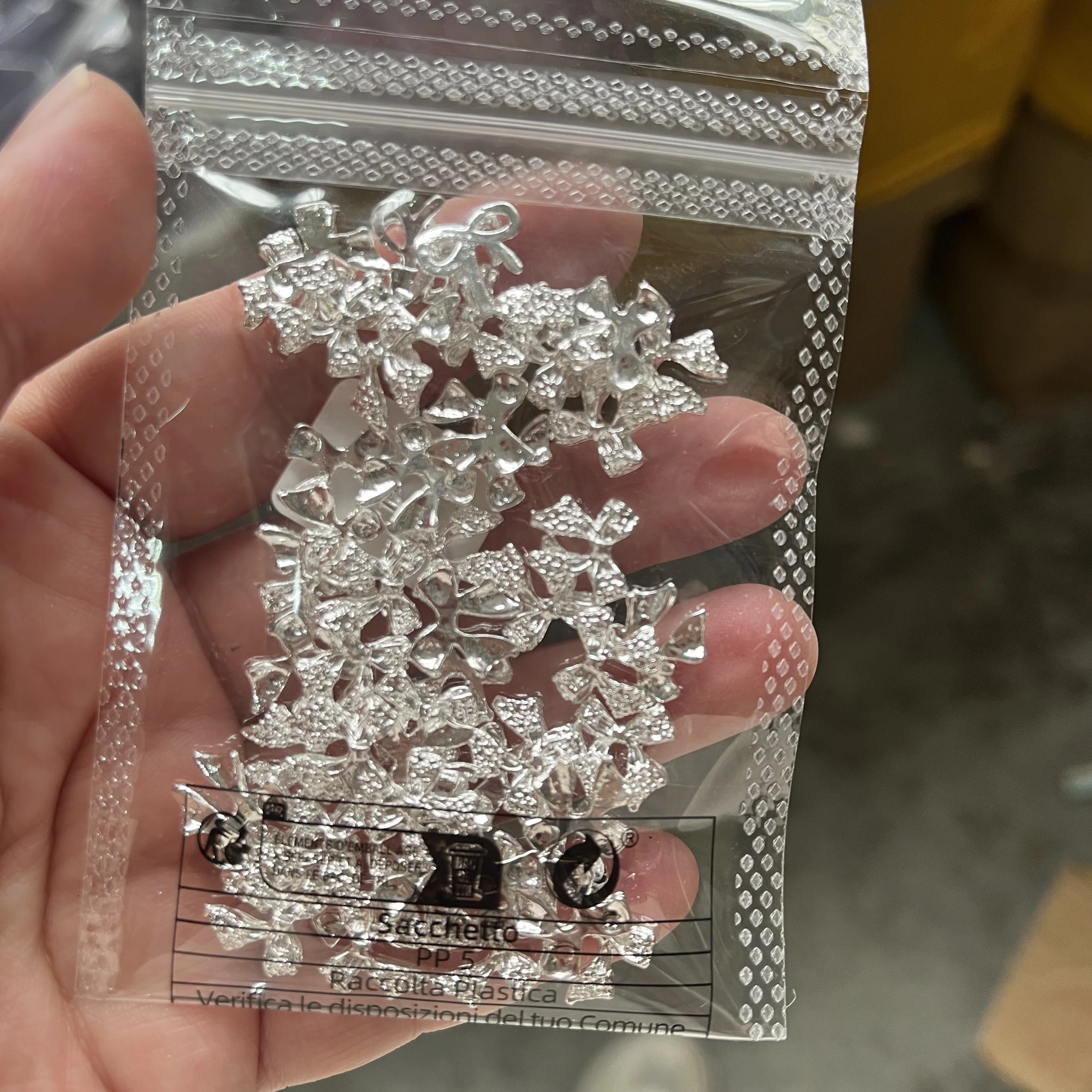 50 pezzi in lega di metallo bowknot gioielli per nail art oro argento papillon ciondoli per unghie super flash farfalla forniture per unghie accessori fai da te *