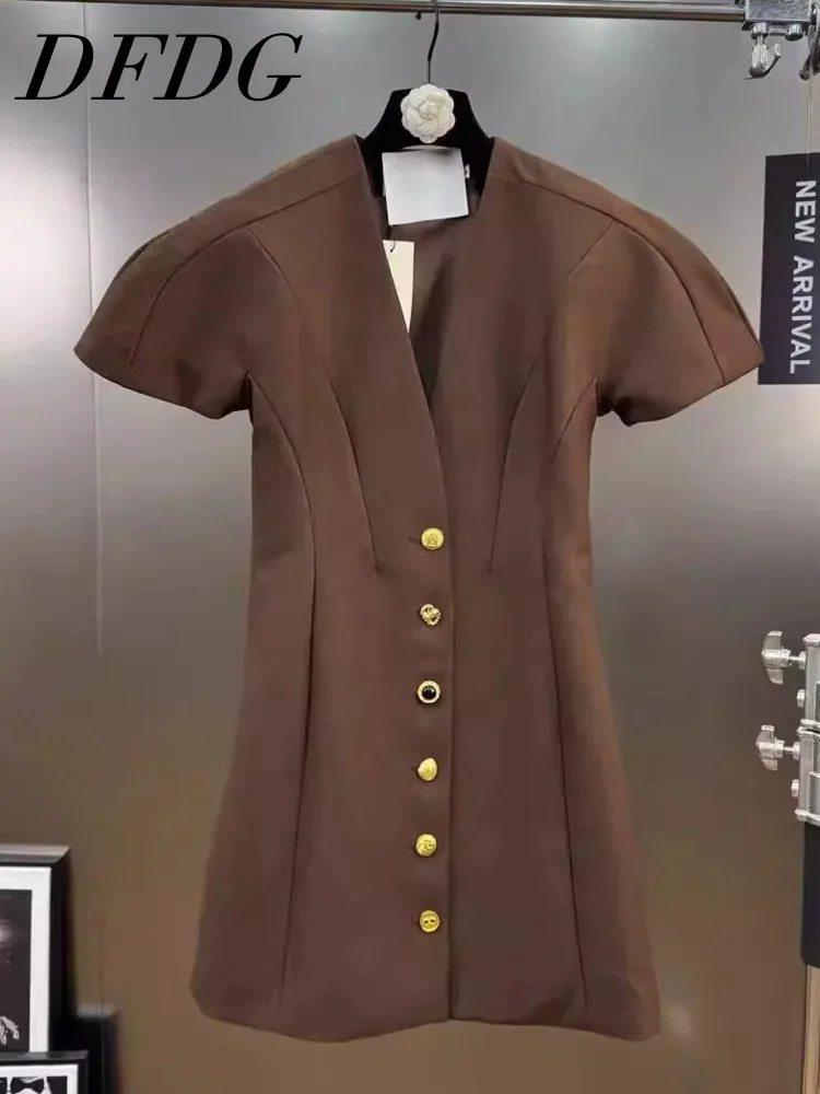 

DFDG женское летнее коричневое платье с v-образным вырезом и короткими рукавами, облегающее платье с золотыми пуговицами, элегантное модное женское платье для офисной вечеринки 2025 г.