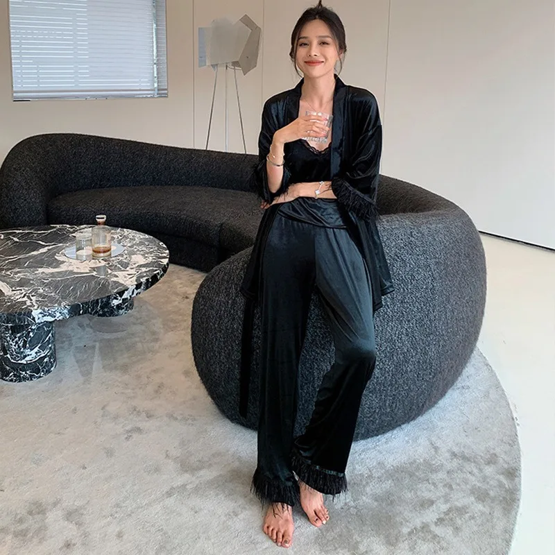 بيجامة نسائية مخملية ذهبية للخريف والشتاء سراويل مثيرة بحمالات ثوب نوم مكون من ثلاث قطع ملابس منزلية من فراء النعام