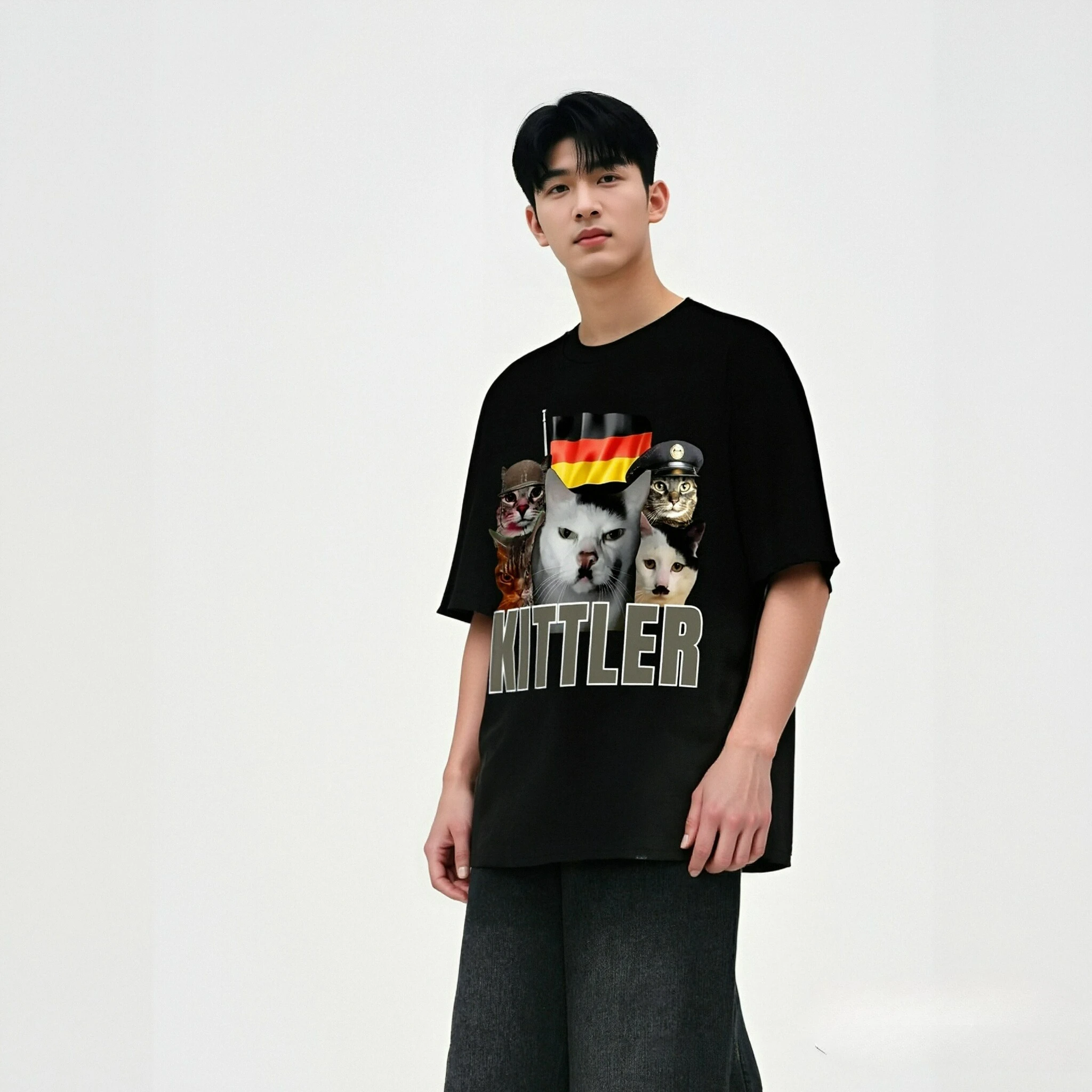 تي شيرت KITTLER مطبوع للرجال من القطن الأسود بأكمام قصيرة مع وجوه قطط مضحكة متعددة وتصميم العلم الألماني ملابس شارع روح الدعابة