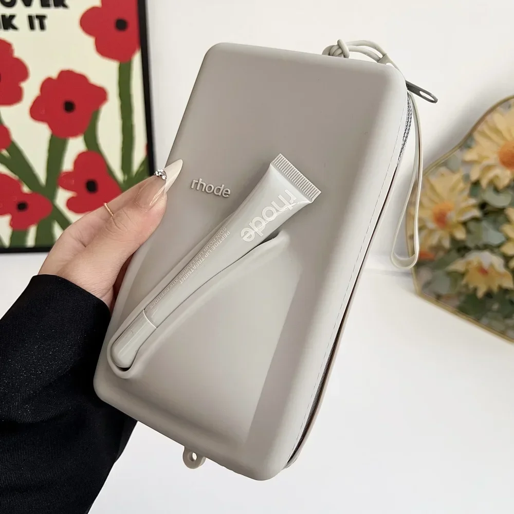 

Rhode Lip Gloss Cosmetic Bag Organizer Lipstick Clip Holder Silicone Case Wrist Strap For iPhone 16 15 14 13 12 11 Pro Max Cover