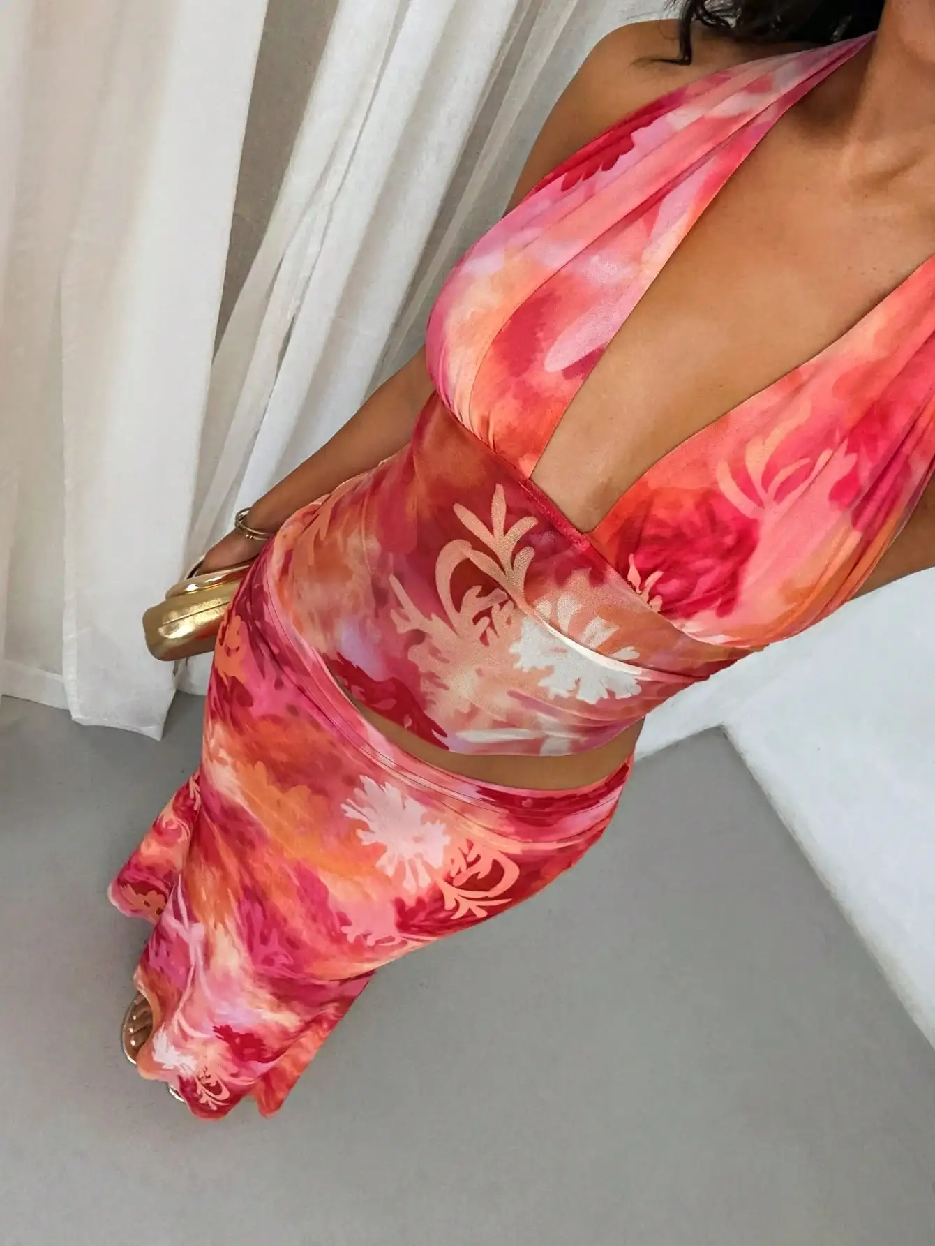 Set top corto con scollo all'americana e gonna lunga floreale, completo da vacanza al mare con schiena scoperta e orlo a balze