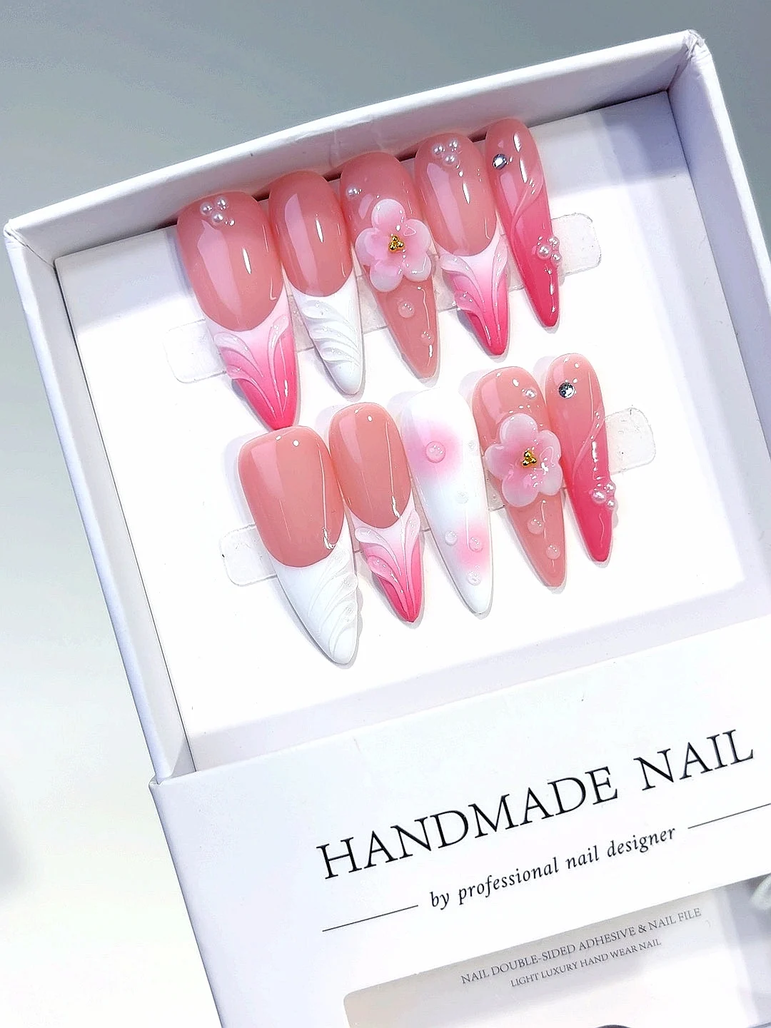 เล็บปลอมลายดอกไม้สีชมพูไล่เฉดประดับเพชรทรงอัลมอนด์ (D565)