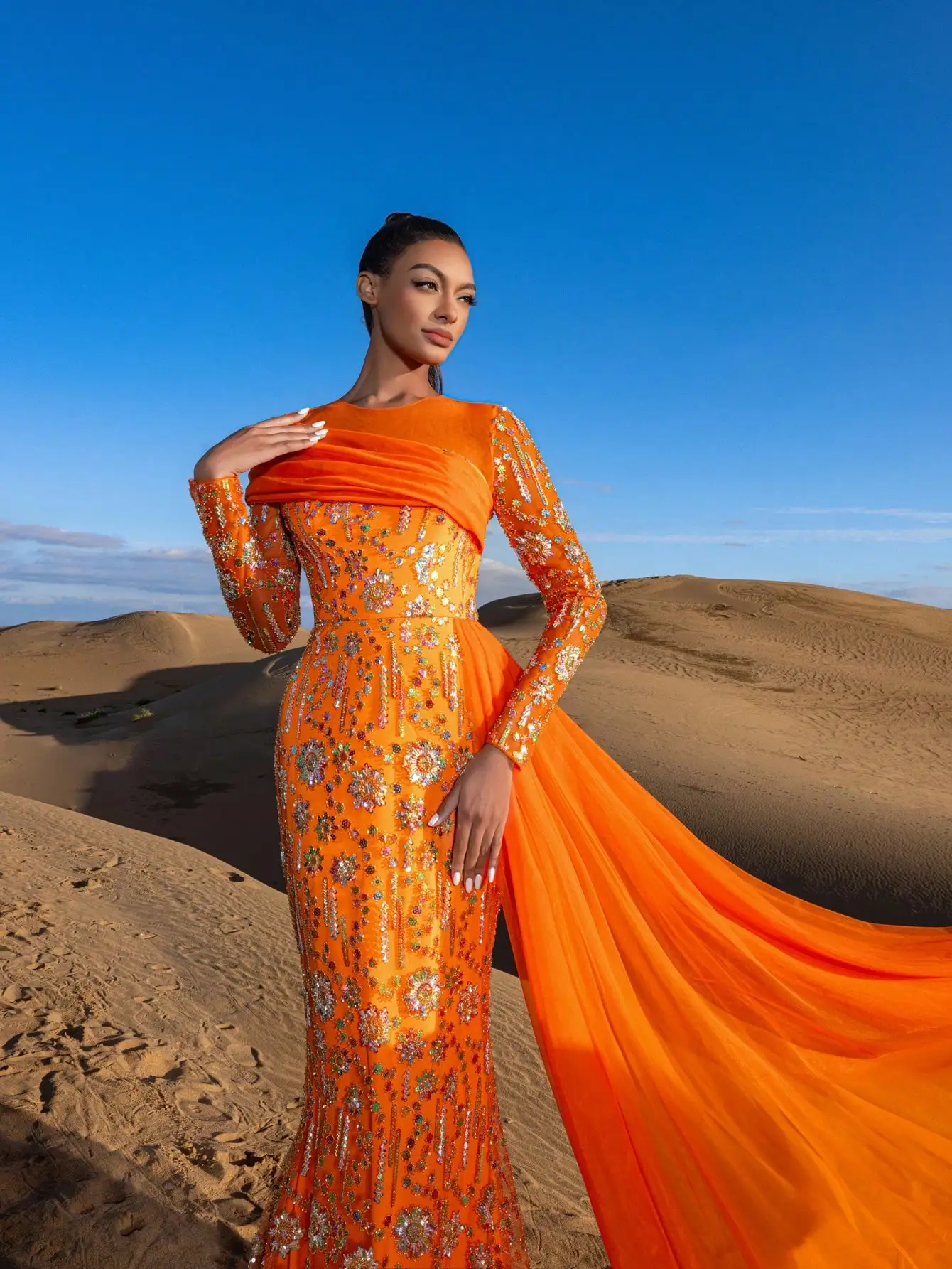 Preciosos vestidos formales y vestidos de noche con cuentas y lentejuelas florales con dobladillo de sirena superpuestos de malla