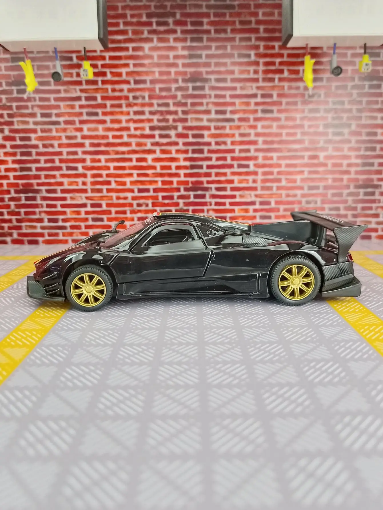 

CCA 1:31 simulation Pagani Zonda Alloy Car Model with doors that can be opened has simulated sound and lighting functions,