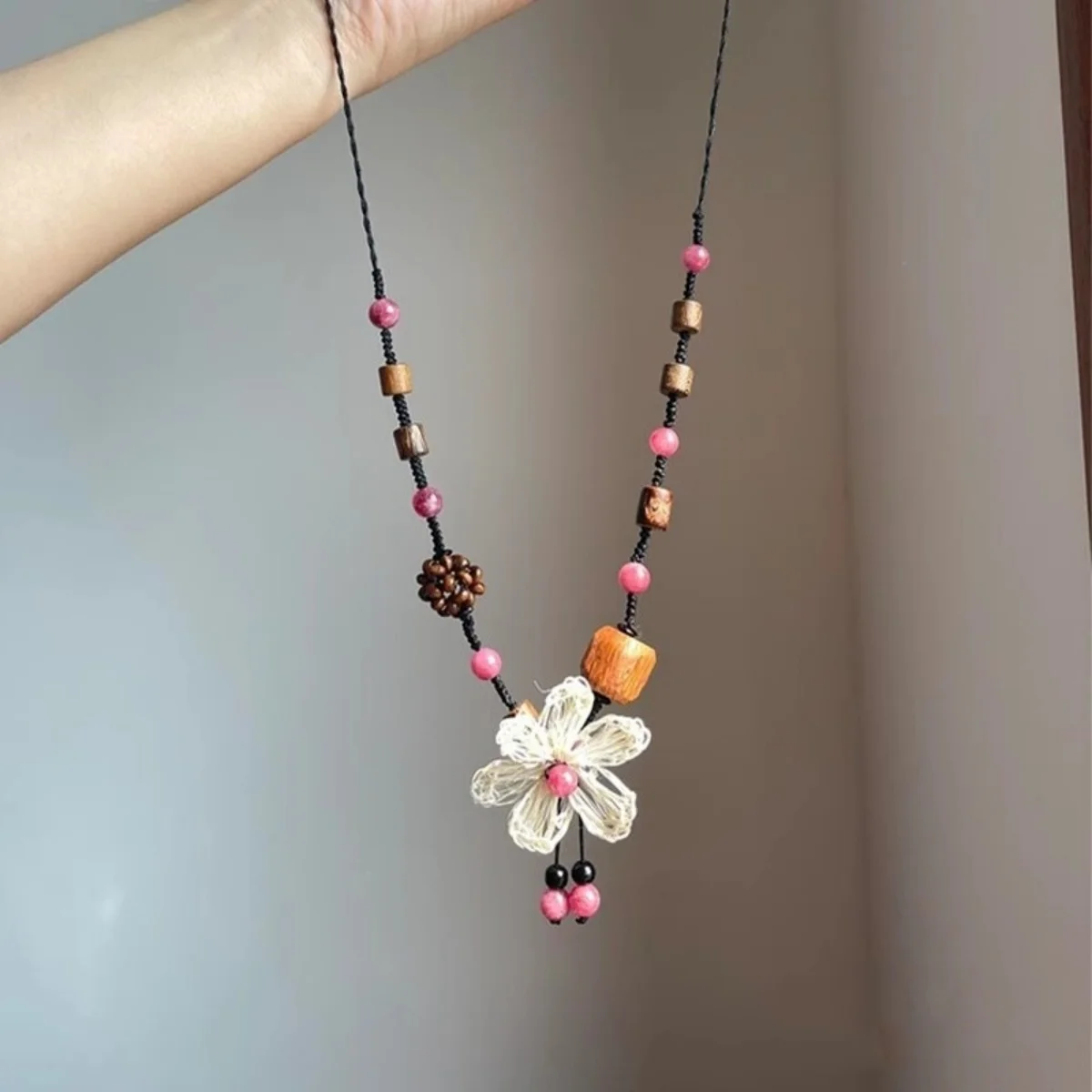 Ethnische handgewebte Strohblumen-Anhängerkette für Frauen, rosa Naturstein, Holzperlen, lange Kette, Pulloverkette, Boho-Schmuck – Detail 22