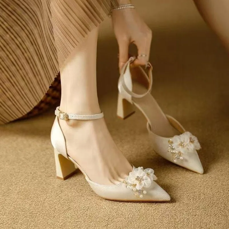 

2026 Summer Sandals Thin Heel Pointed Toe High Heels Fashion White Flower Wedding Shoes Bridesmaid Pumps