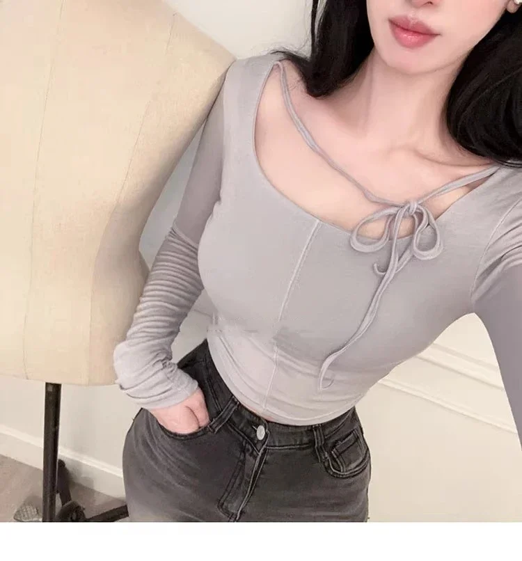 Koreanisches Dongdaemun T-Shirt mit Krawattendetail, kurz geschnitten, langärmlig, Damen, Herbst 2026, schmal geschnitten, transparent, mit großem U-Ausschnitt, figurbetontes Crop-Top – Detail 2