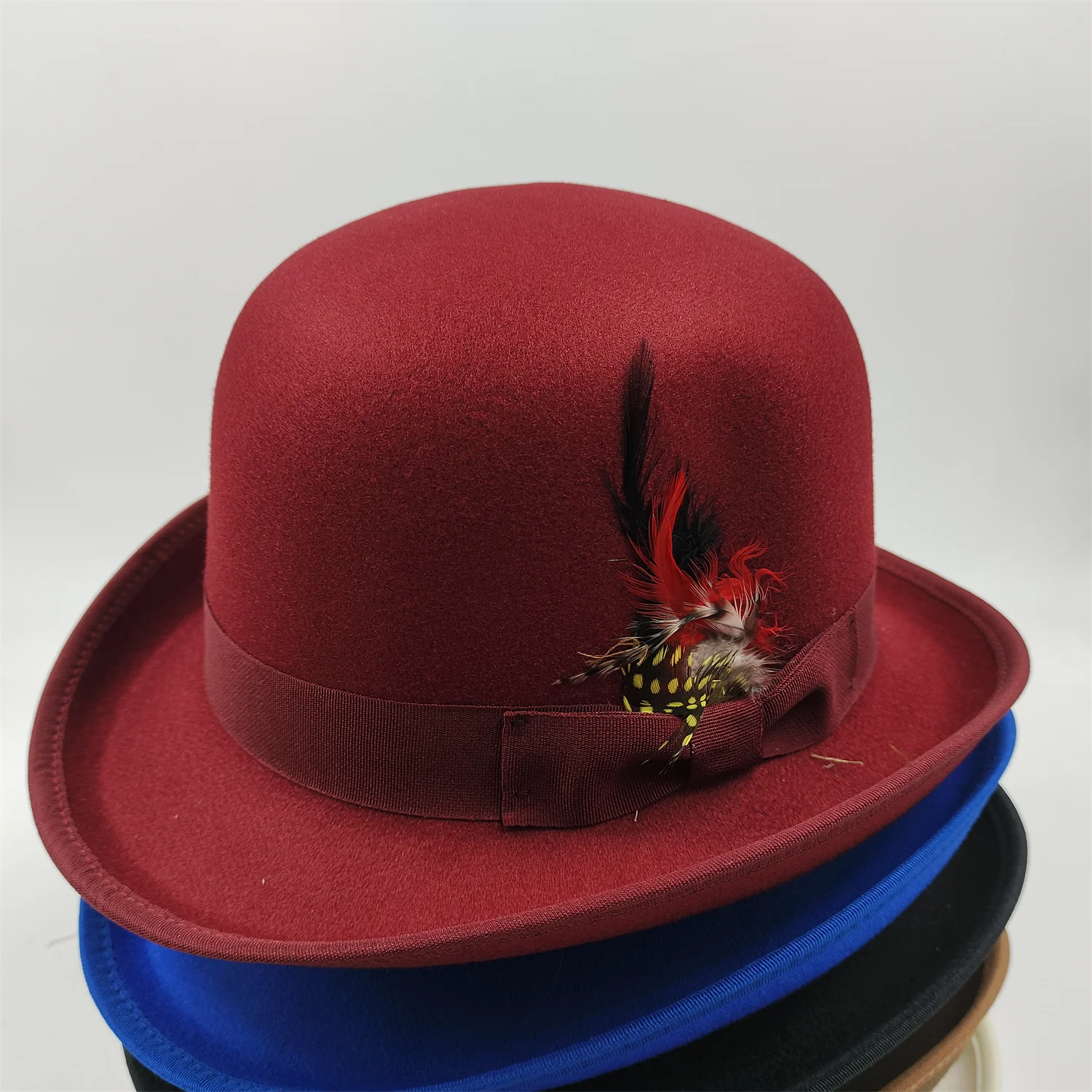 2023 New High Quality Man Fedora Unisex Gentleman Round Top Cap Cosplay Feather Accessories Derby Bowler Hat British Shape Hat