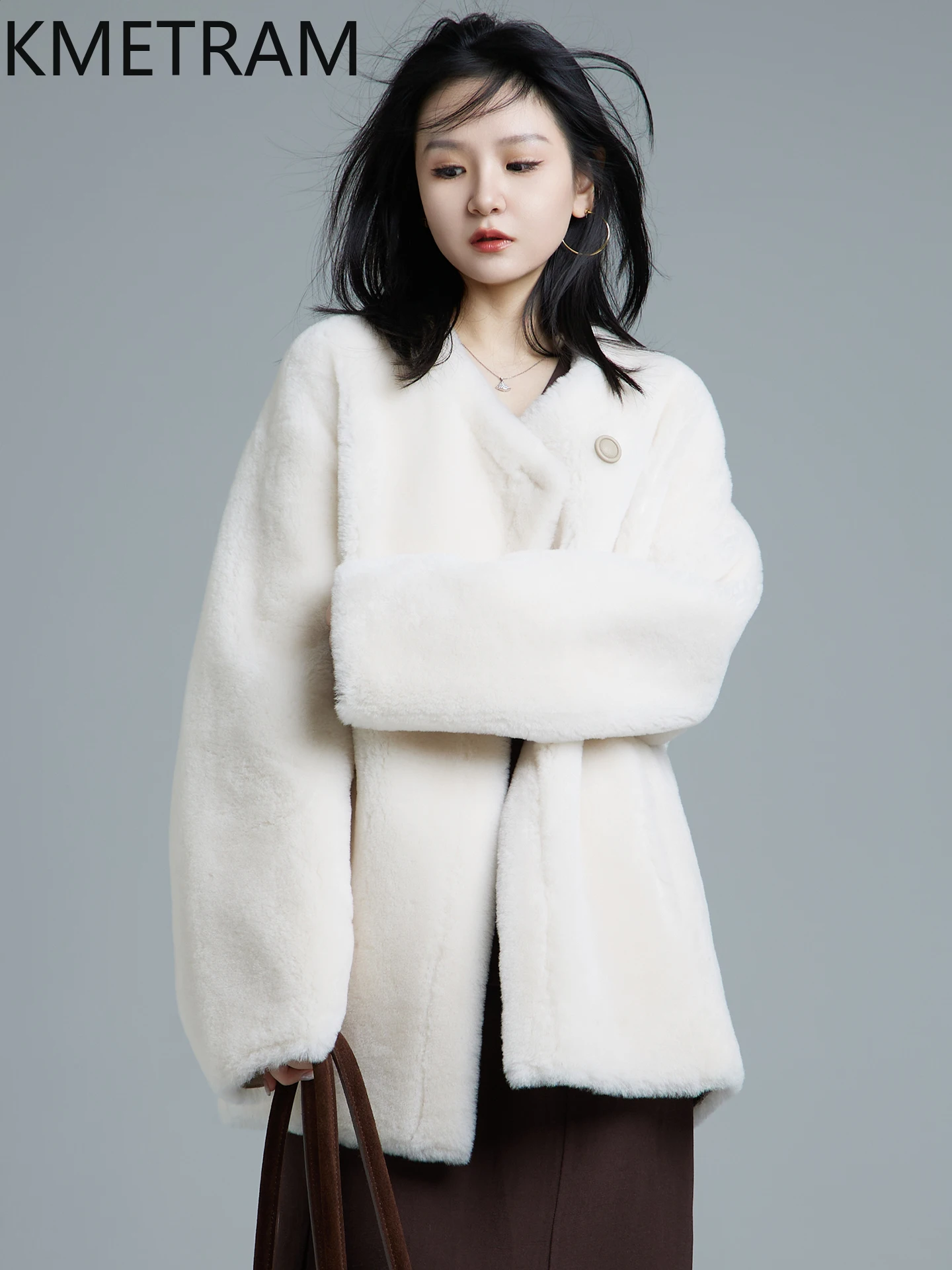 معطف فرو صوف الغنم من صوف ميرينو 100% من KMETRAM للنساء برقبة على شكل حرف v من الفرو الحقيقي سترة بيضاء للخريف والشتاء ملابس بسيطة 2025 schuba vrouwska