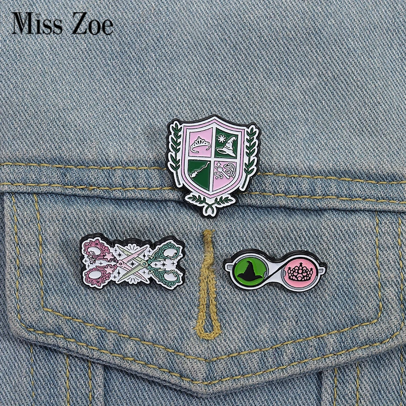 Alfileres esmaltados de bruja mágica, broches personalizados de Magic Academy, insignias de solapa, ropa, joyería divertida, regalo para niños y amigos