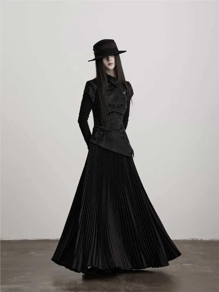 Two leather and color-stitched long skirts with pleated waists patchwork