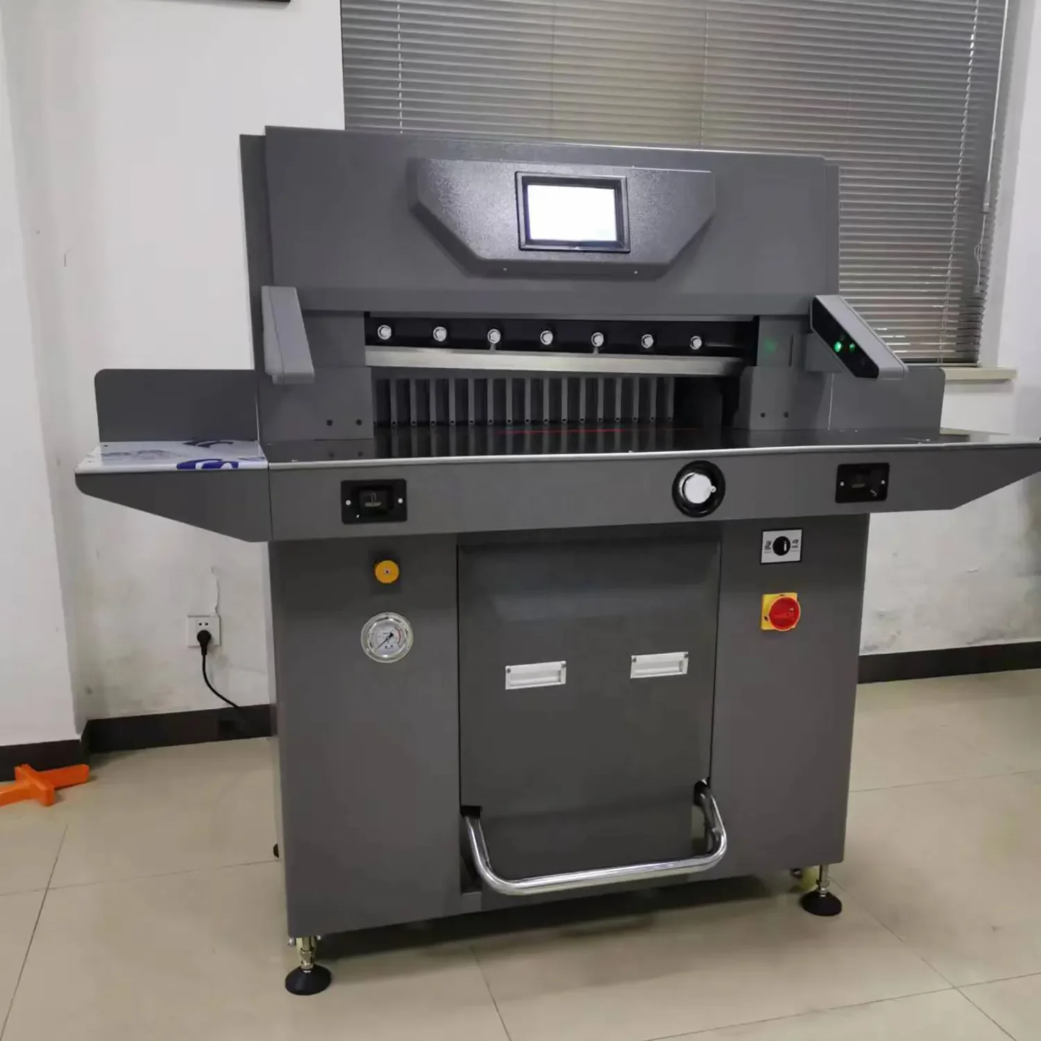 آلة قطع الورق الهيدروليكي التي يتم التحكم فيها بالبرنامج QK-7210TX مع منصة تشغيل الكرة