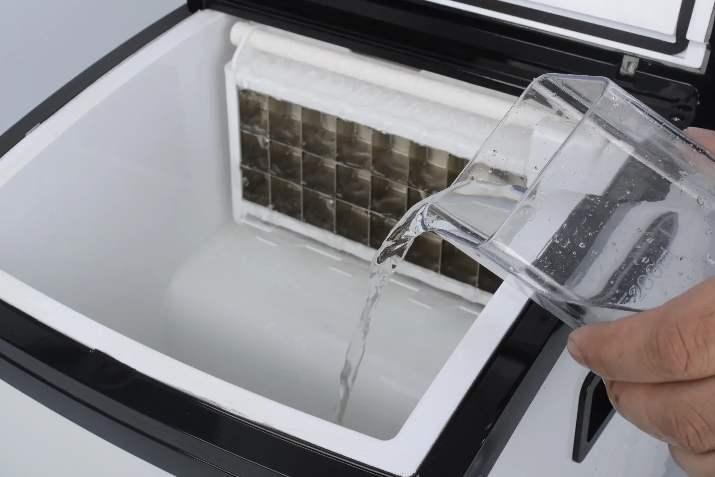 12kgs Matt Black 1.5kg Water Tank 24pcs Ice 1kgs Storage Transparent Clear Cubic Shape Ice Making Machine for Home Small Shop