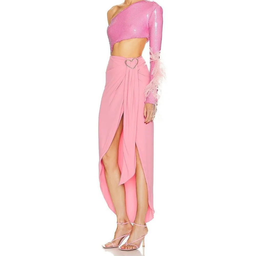 Women's Clothing Exudes Sense Of Luxury And Seaside Atmosphere. Wearing Pink Bead Diagonal Shoulder Set Dress With A Stylish