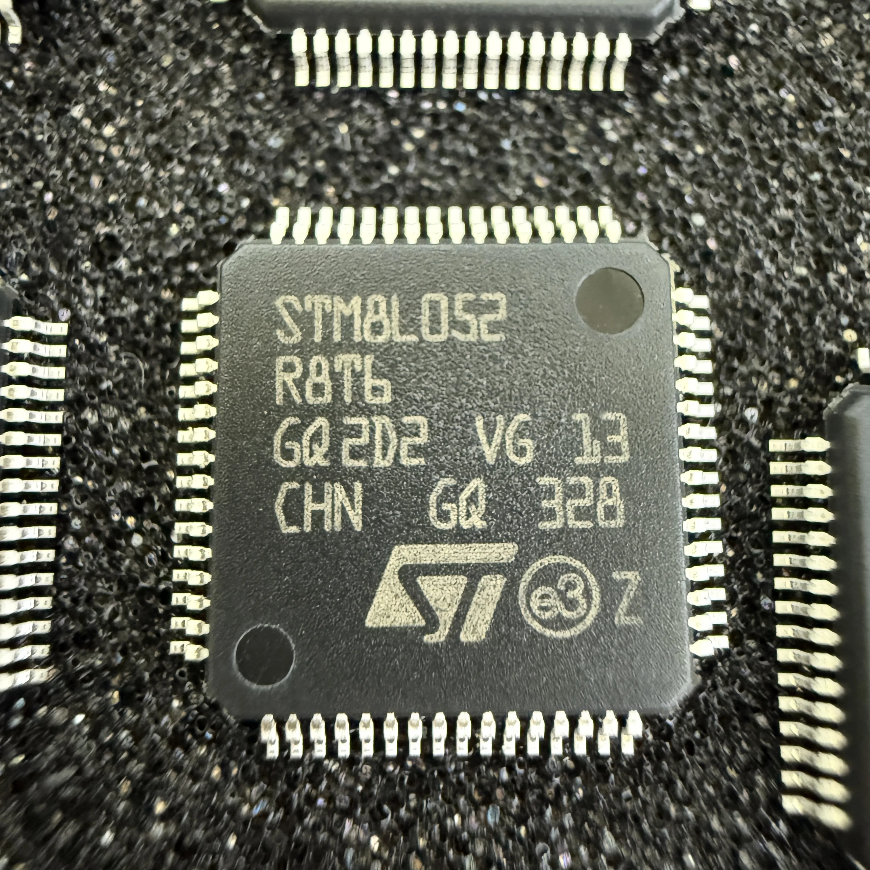 20PCS/LOT STM8L052R8T6 (Microcontrollers)