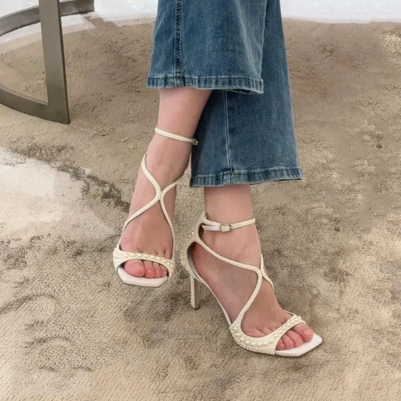 Tacchi alti sottili alla moda europea e americana, bocca di pesce a testa quadrata, sandali con fibbia con cinturino di perle Sexy, scarpe da sposa