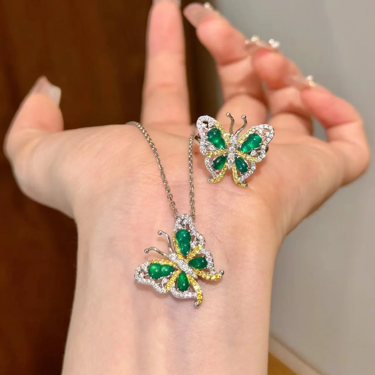 

Foydjew New Fashion Retro Butterfly Design Pendant Necklaces Inlaid Natural Green Chalcedony Rings Jewelry Sets For Women